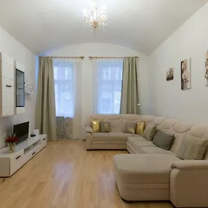 spacious-apartment-near-wenceslas-square.praguehotelsweb.com/